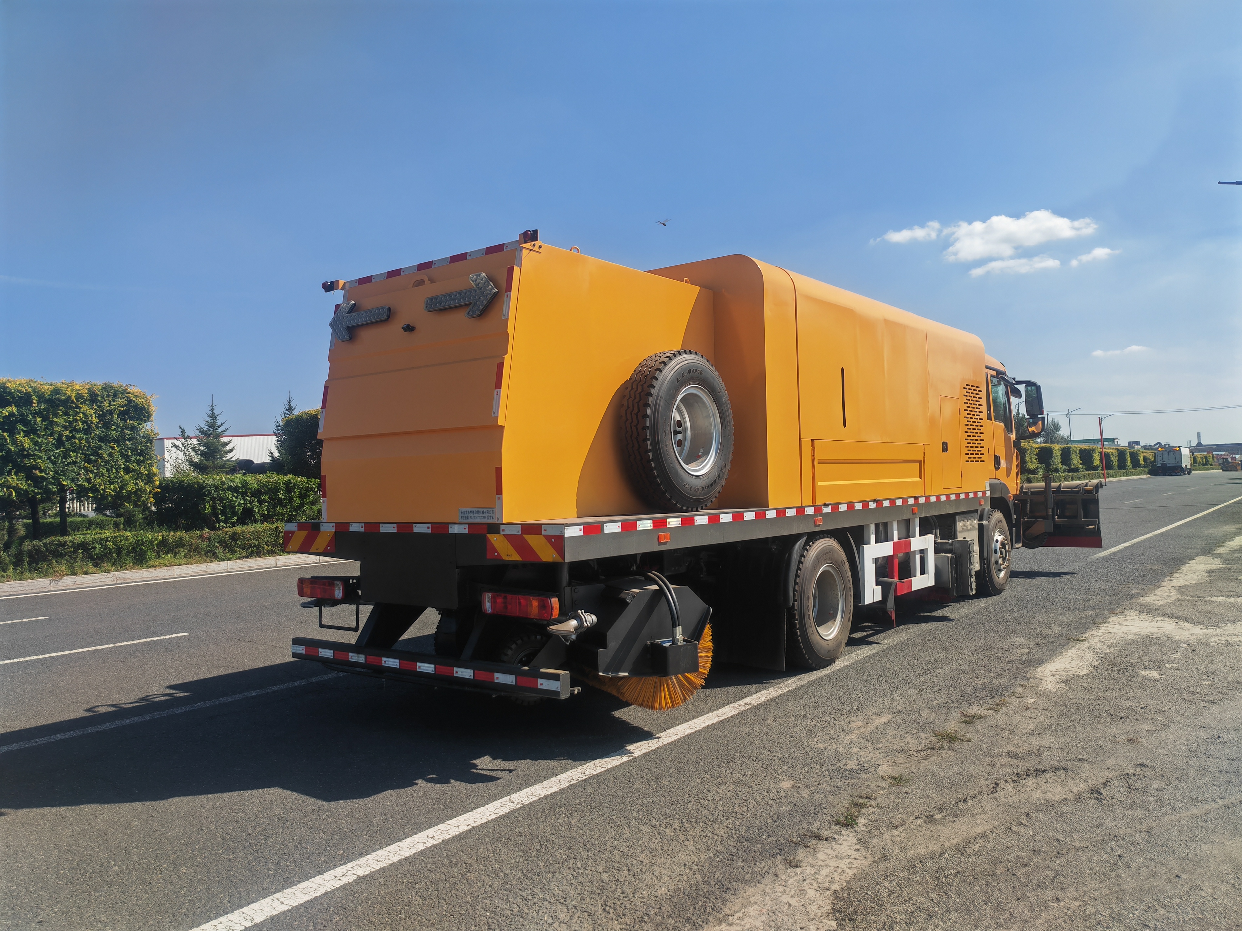 BLD5181TCXZZ6型（18噸）多功能除冰除雪車(圖4)